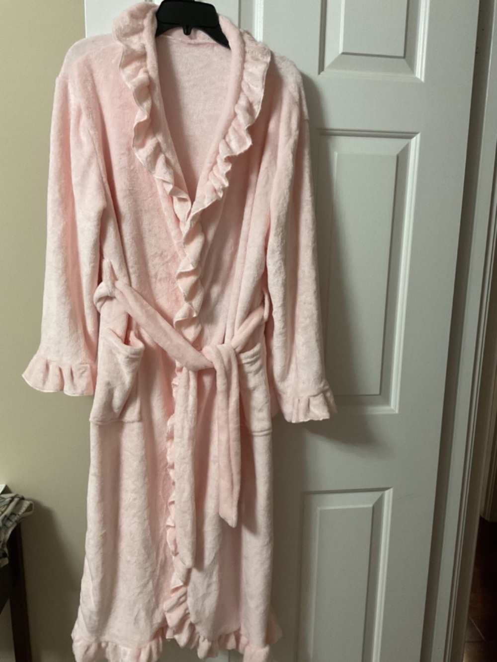 Women's New Soft Plush Ruffle Trim Pink Robe Size Medium NWOT